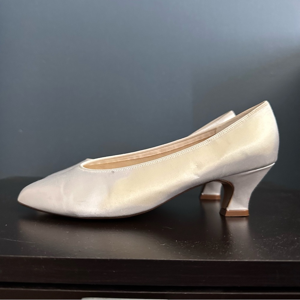 Vintage white colourifics pumps NWOT